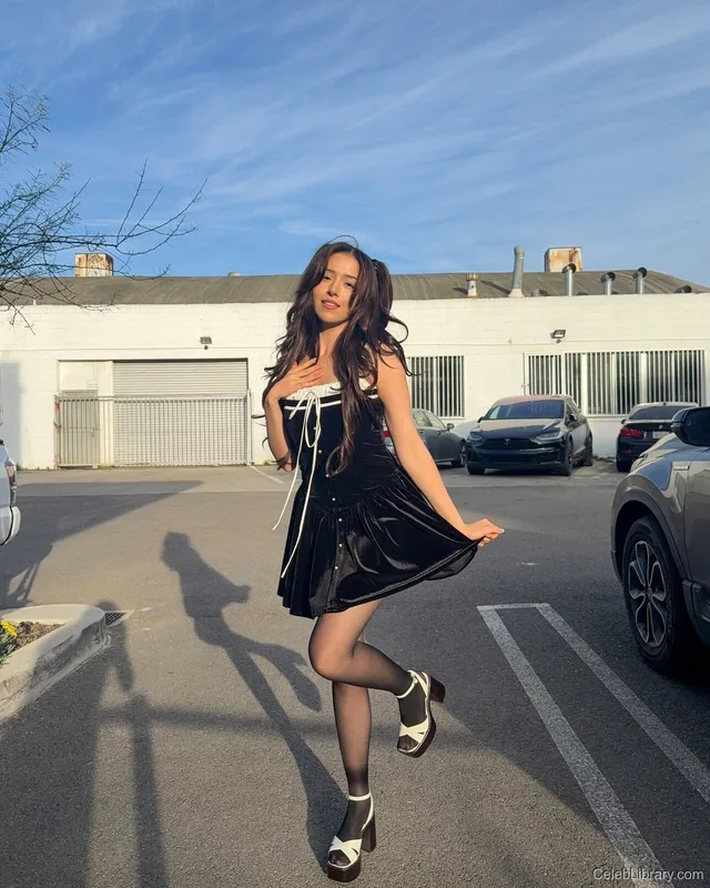 Pokimane photo 15 of 3752