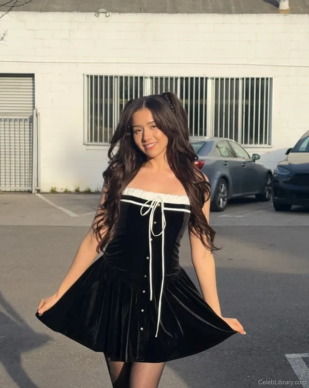 Pokimane photo 17 of 3752