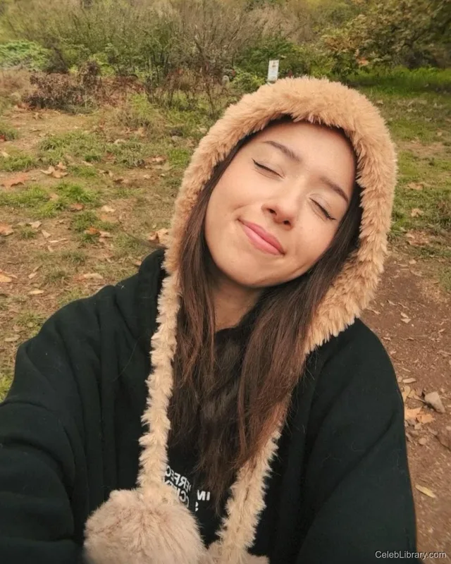 Pokimane photo 21 of 3752