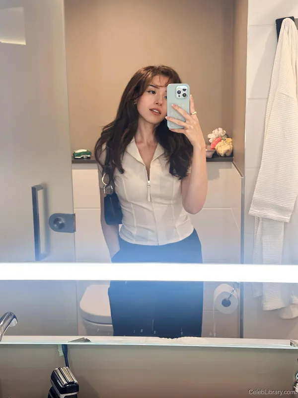 Pokimane photo 9 of 3752