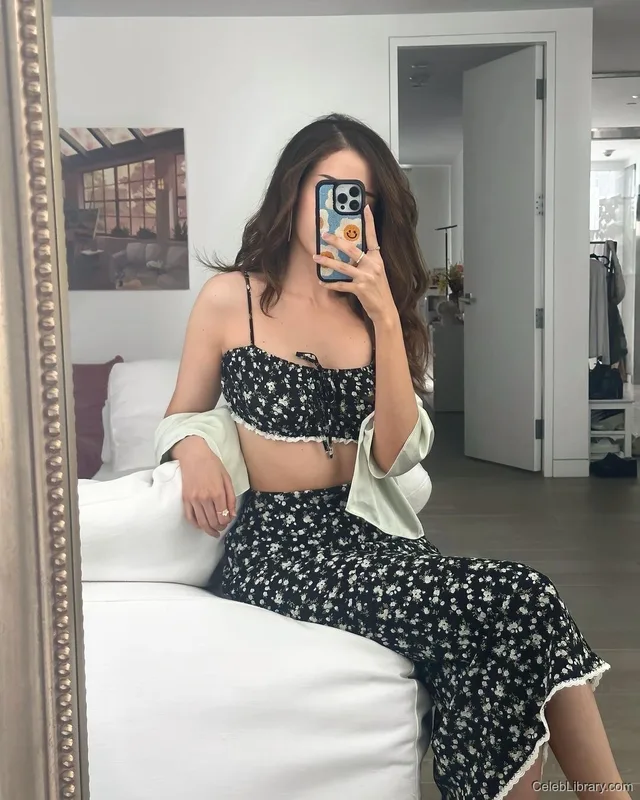 Pokimane photo 15 of 3752