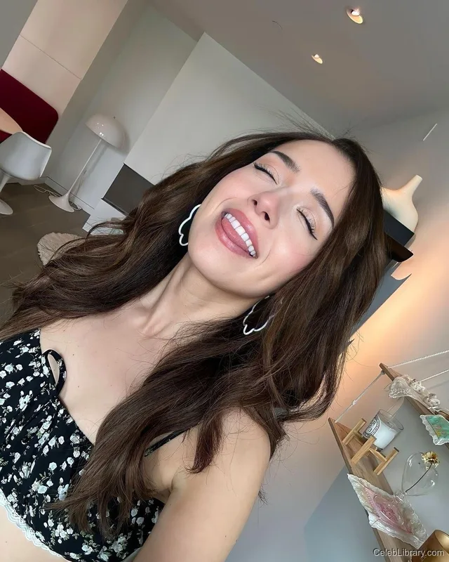 Pokimane photo 17 of 3752