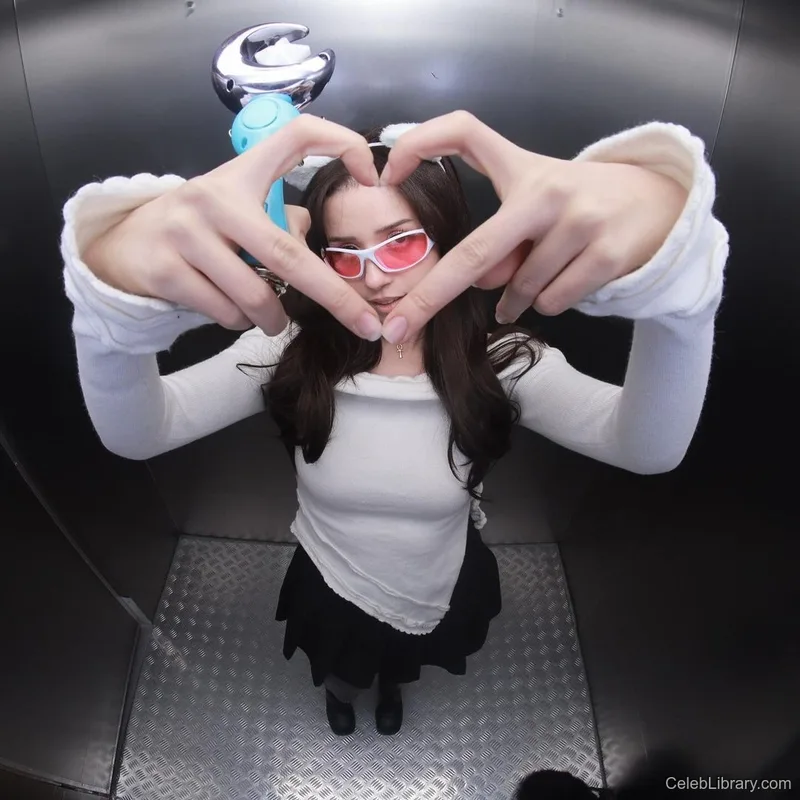 Pokimane photo 9 of 3752