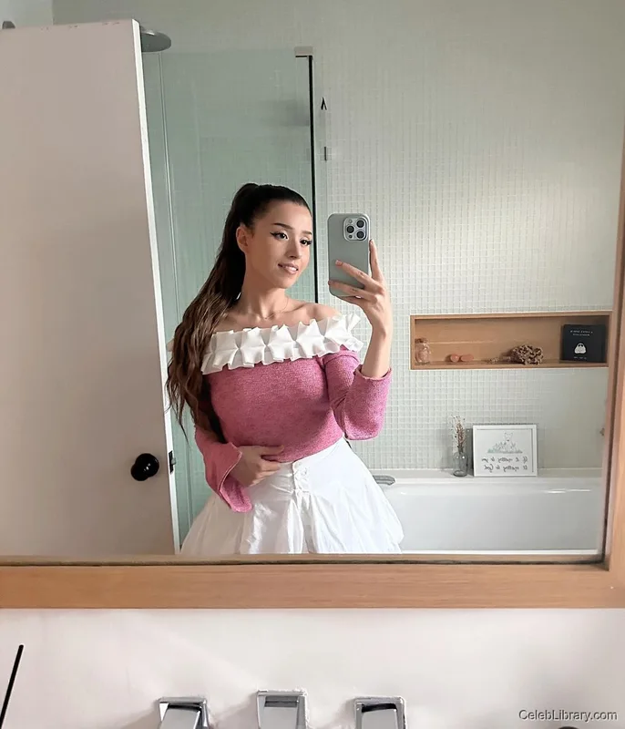 Pokimane photo 8 of 3752