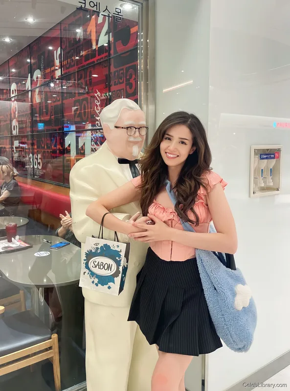 Pokimane photo 3 of 3752