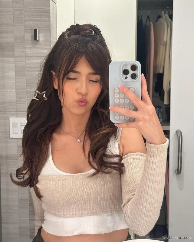 Pokimane photo 16 of 3752