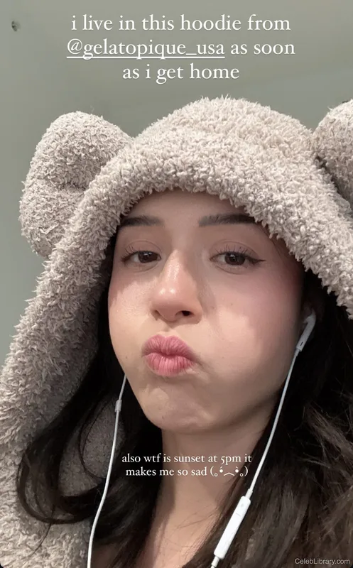 Pokimane photo 16 of 3752