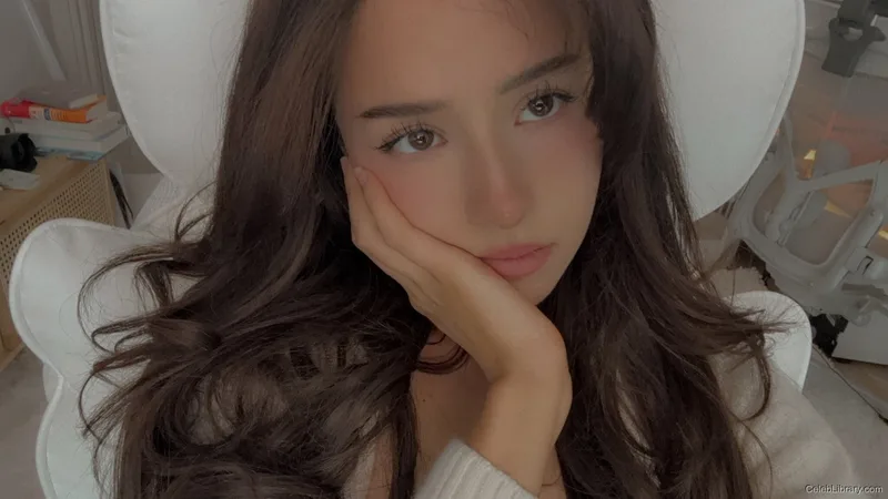 Pokimane photo 1 of 3752
