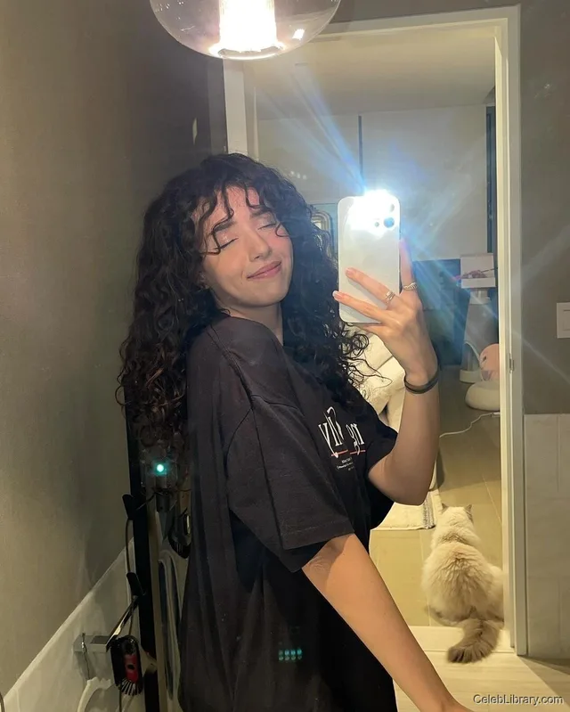 Pokimane photo 10 of 3752