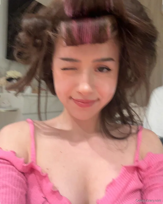 Pokimane photo 1 of 3752