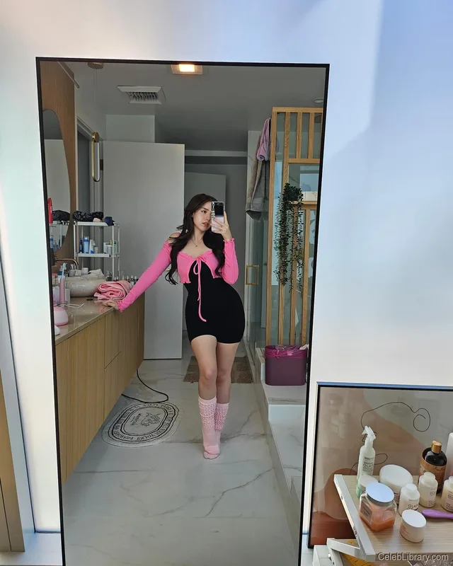 Pokimane photo 4 of 3752