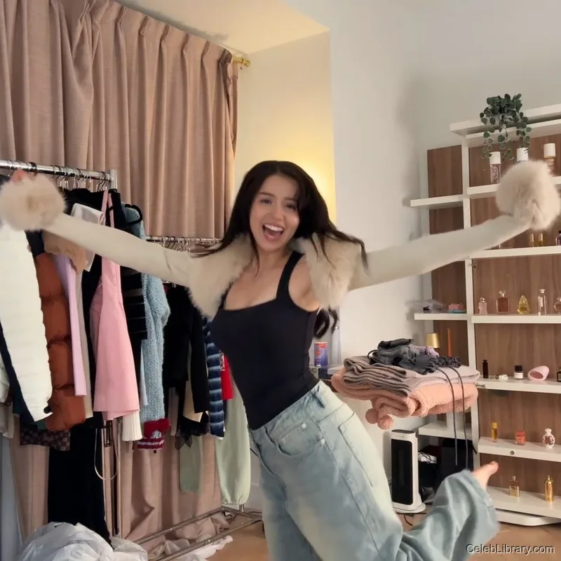 Pokimane photo 2 of 3752