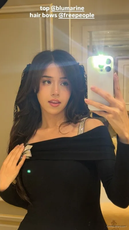 Pokimane photo 17 of 3752