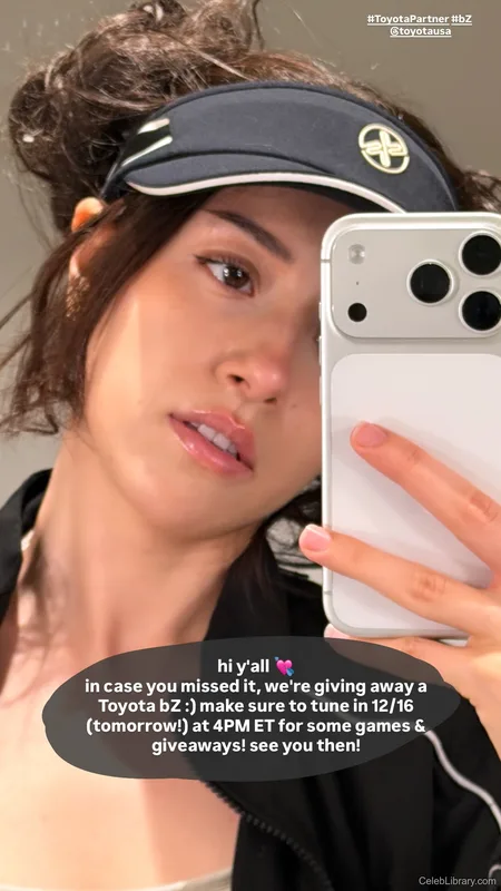 Pokimane photo 17 of 3752