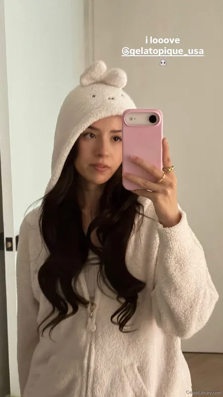 Pokimane photo 21 of 3752