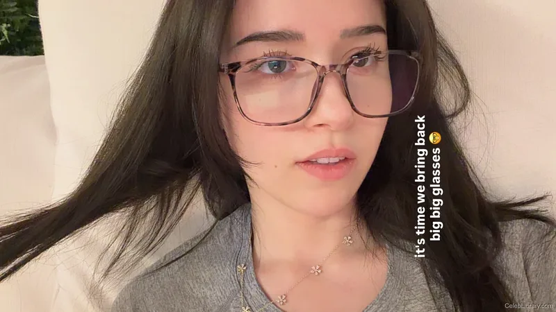 Pokimane photo 1 of 3752