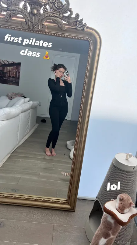 Pokimane photo 11 of 3752