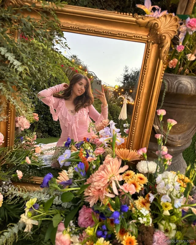 Pokimane photo 13 of 3752