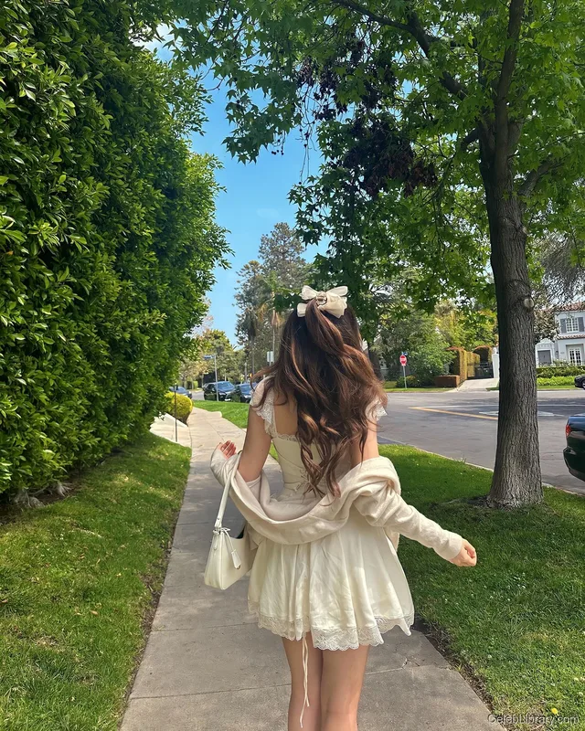 Pokimane photo 17 of 3752