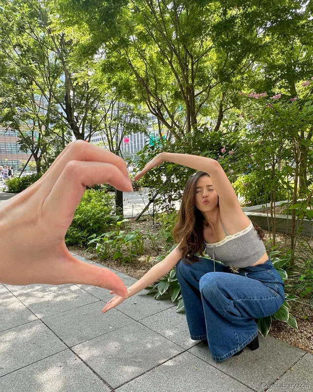 Pokimane photo 21 of 3752