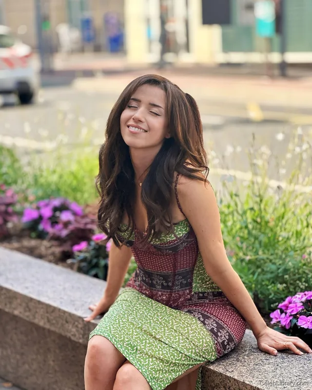 Pokimane photo 10 of 3752