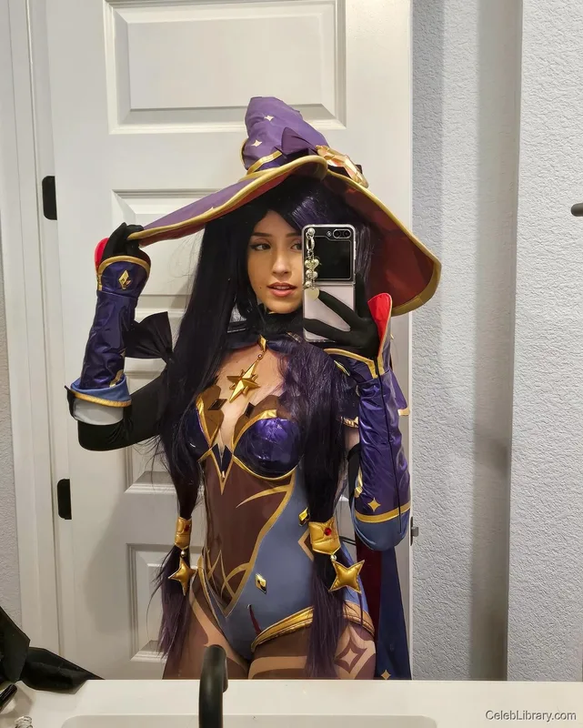 Pokimane photo 1 of 3752