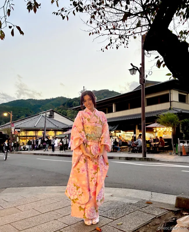 Pokimane photo 1 of 3752