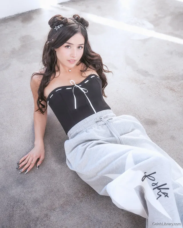 Pokimane photo 6 of 3752