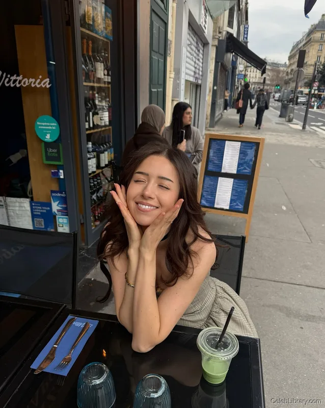 Pokimane photo 4 of 3752