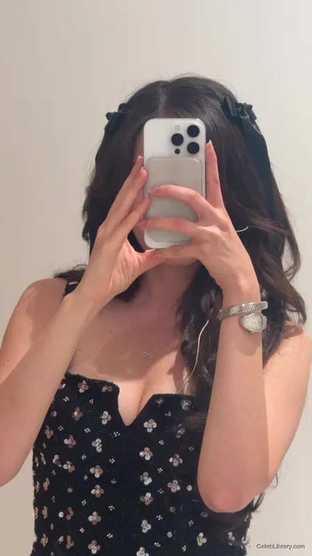 Pokimane photo 14 of 3752