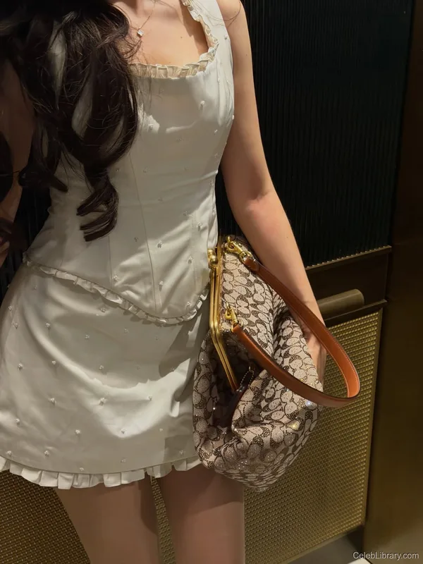 Pokimane photo 7 of 3752