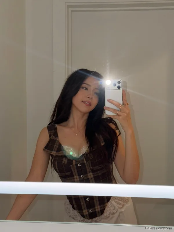 Pokimane photo 16 of 3752