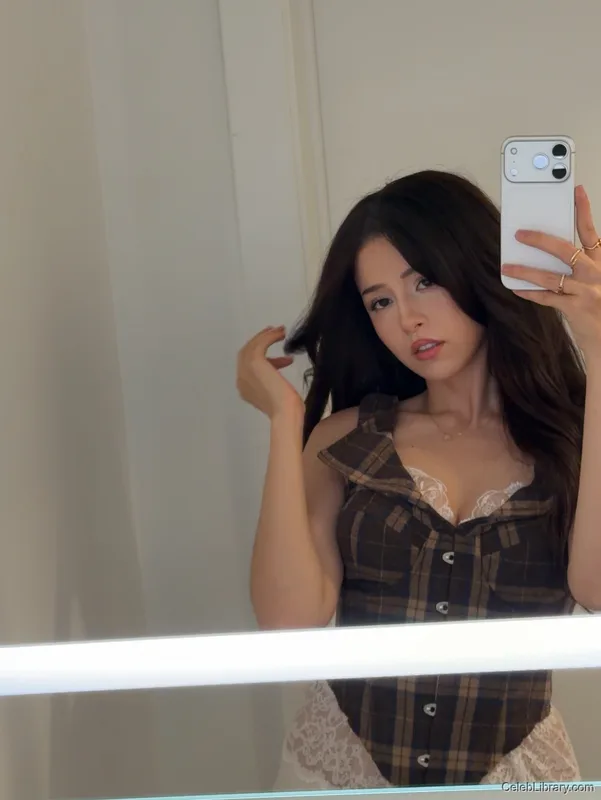 Pokimane photo 18 of 3752