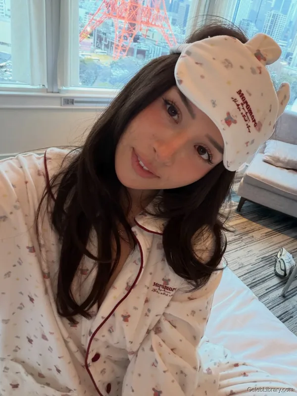 Pokimane photo 18 of 3752