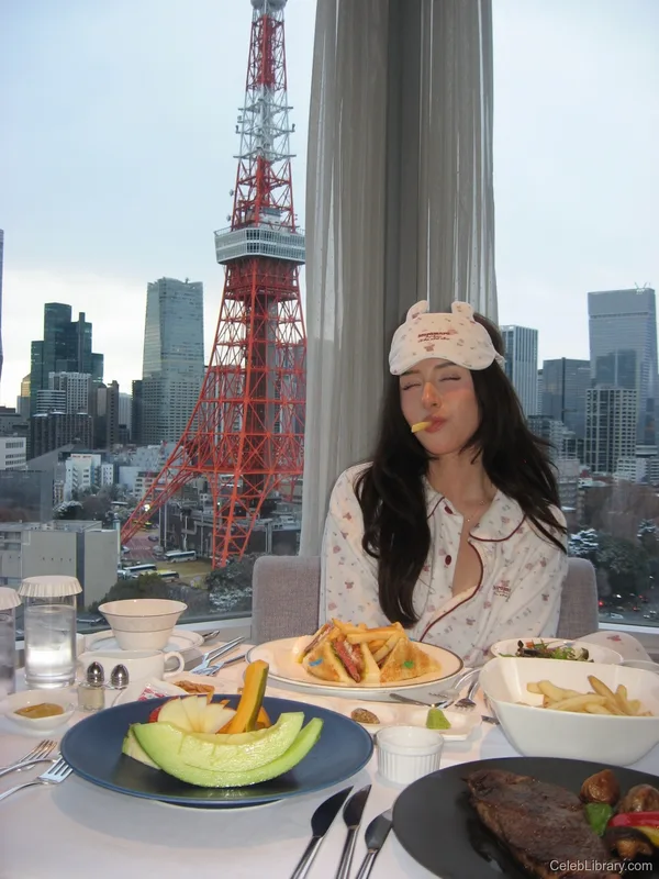 Pokimane photo 21 of 3752