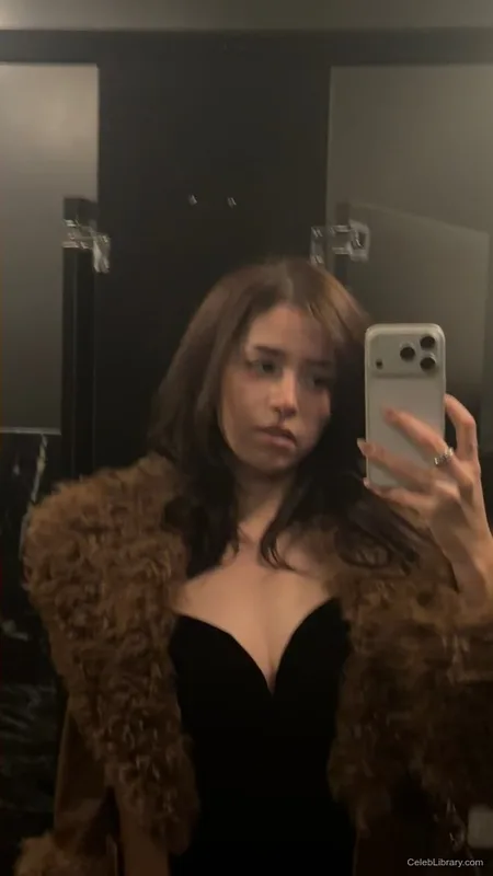 Pokimane photo 21 of 3752