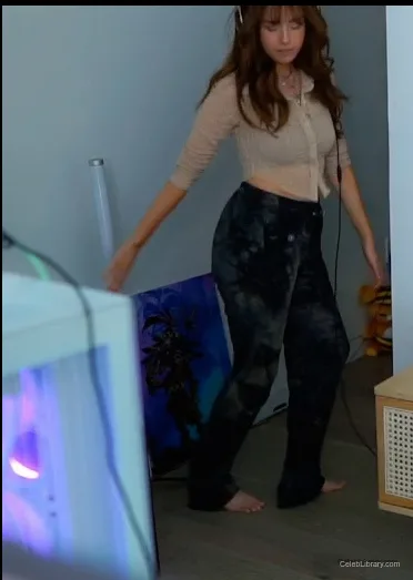 Pokimane photo 1 of 3752