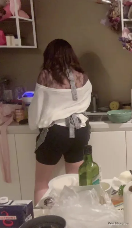 Pokimane photo 14 of 3752