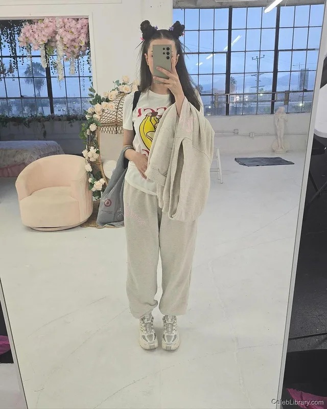 Pokimane photo 2 of 3752