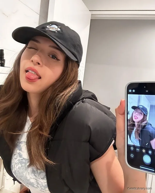 Pokimane photo 6 of 3752