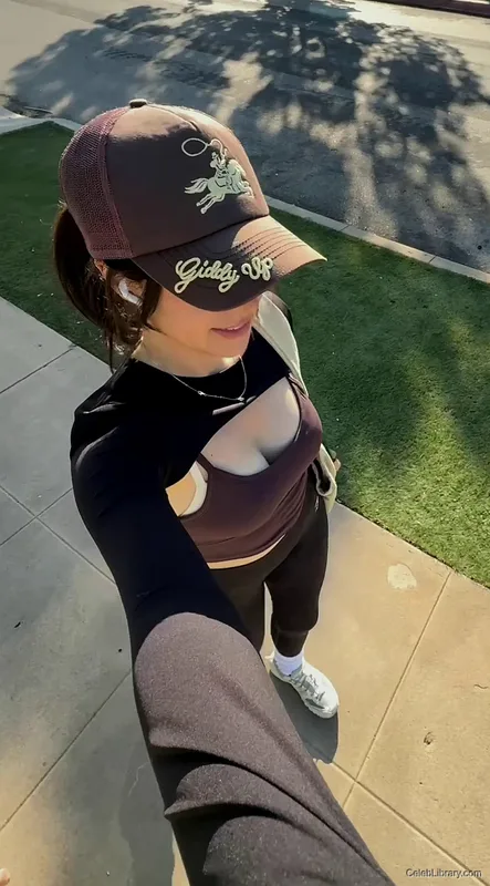 Pokimane photo 23 of 3752