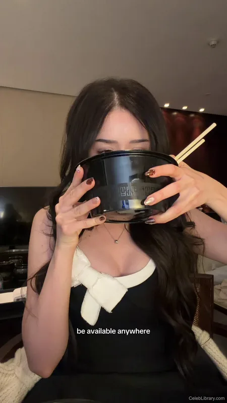 Pokimane photo 1 of 3752