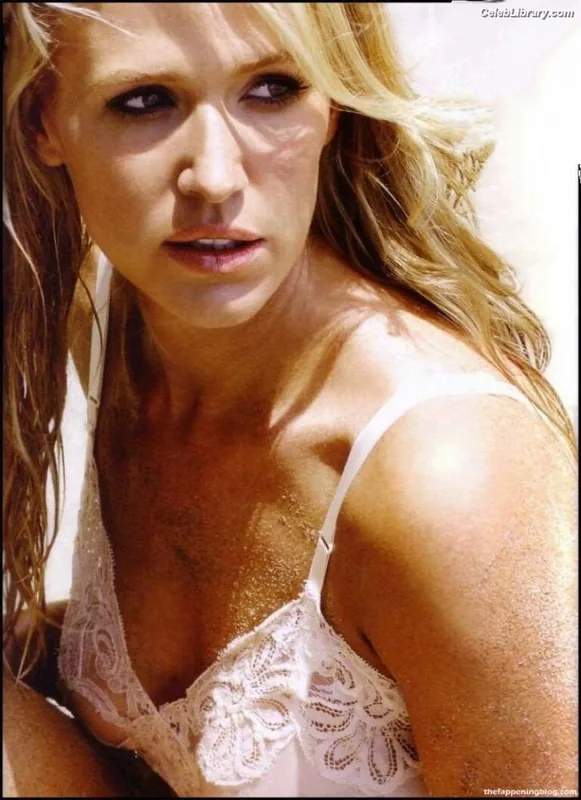 Poppy Montgomery photo 19 of 86