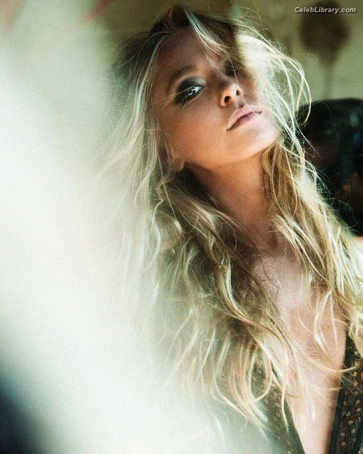 Portia Doubleday photo 2 of 85