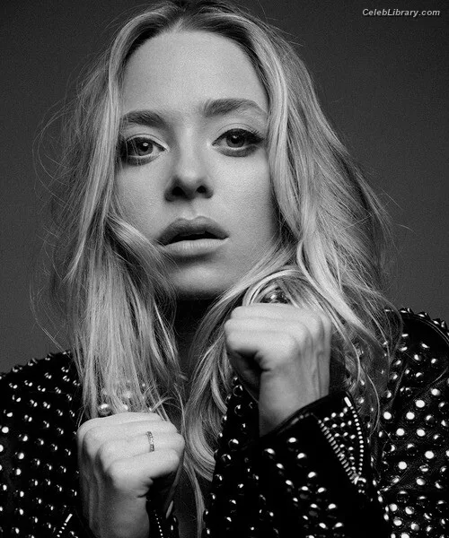 Portia Doubleday photo 4 of 85