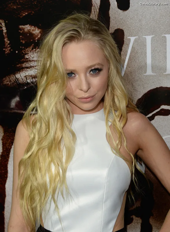 Portia Doubleday photo 9 of 85