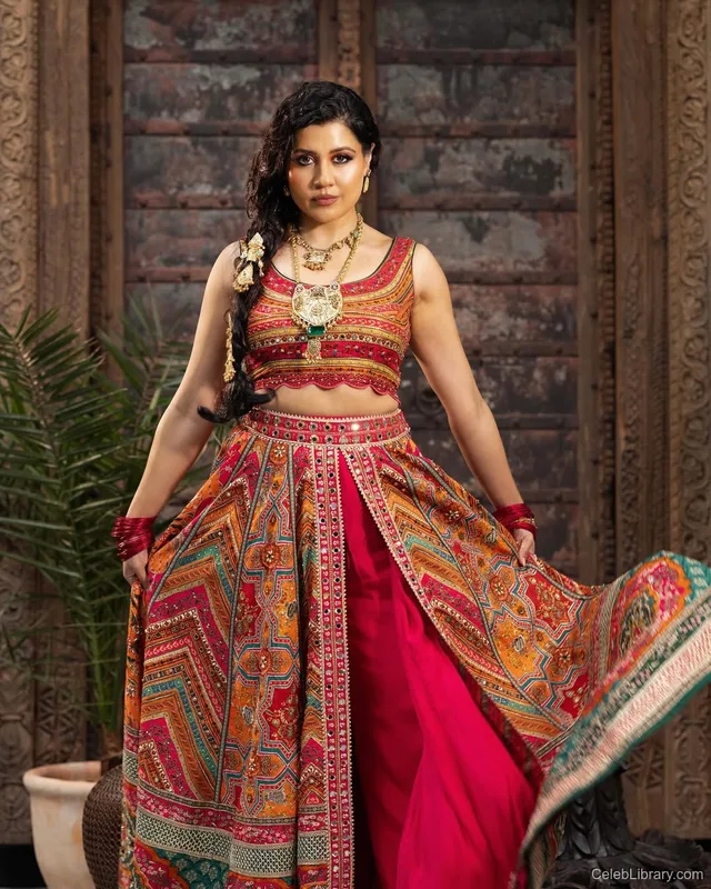 Priya Davdra photo 10 of 64