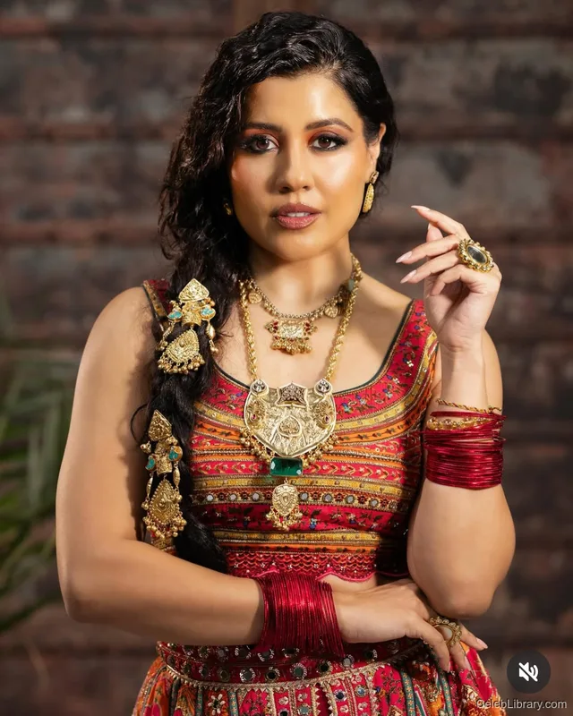 Priya Davdra photo 15 of 64