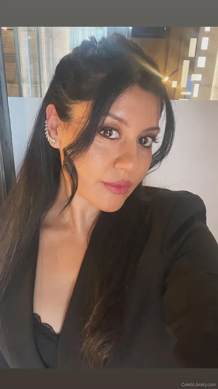 Priya Davdra photo 5 of 64