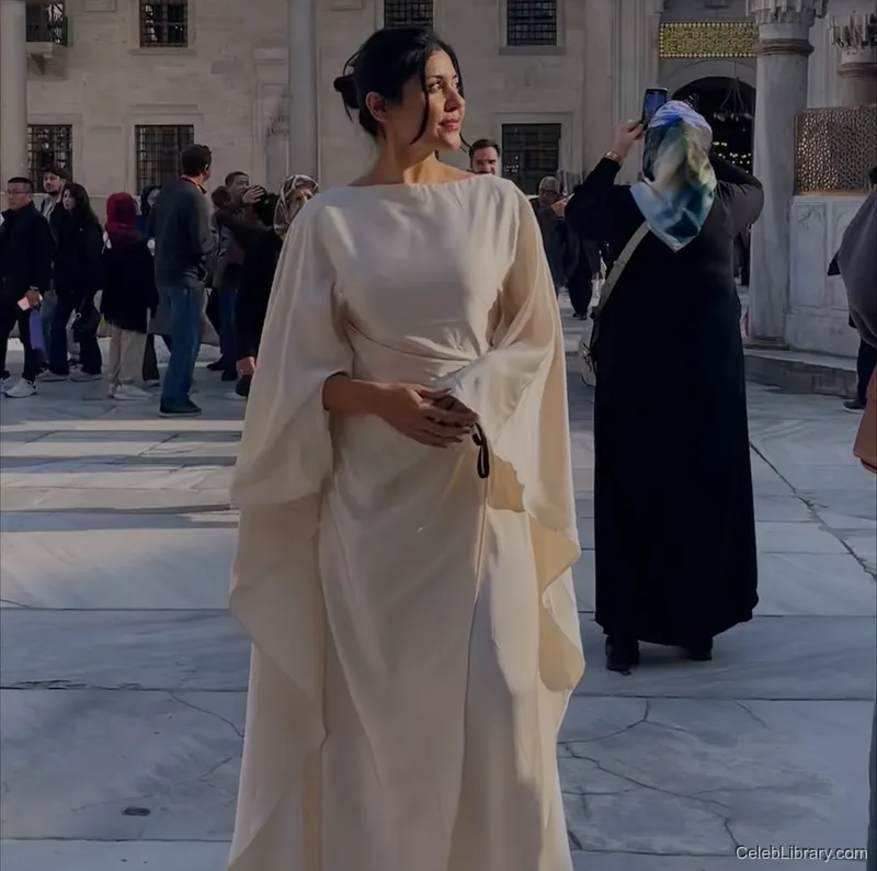 Priya Davdra photo 11 of 64